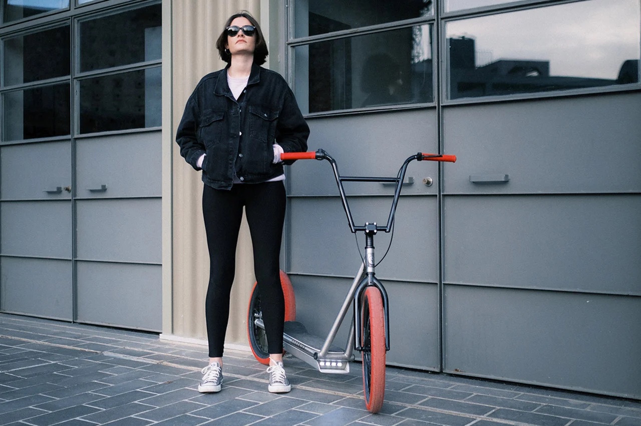 为年轻人设计的电动蹬腿自行车，结合了时尚、舒适和实用性(图3)